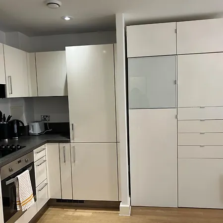 Appartement 1-bed Sleeps 4 To Shops & Transport Londen