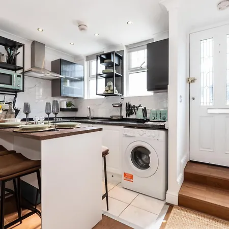 Holiday home Cute 2 Bedroom House - 10 Min Walk To Woolwich Dlr & Elizabeth Line - Netflix - Espresso Machine