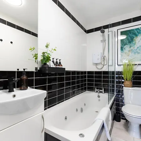 Cute 2 Bedroom House - 10 Min Walk To Woolwich Dlr & Elizabeth Line - Netflix - Espresso Machine Holiday home