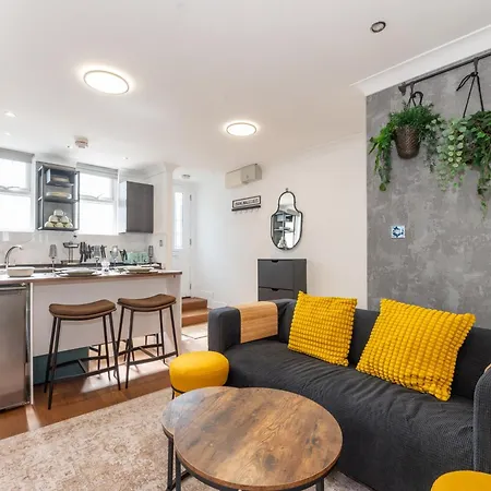 Holiday home Cute 2 Bedroom House - 10 Min Walk To Woolwich Dlr & Elizabeth Line - Netflix - Espresso Machine