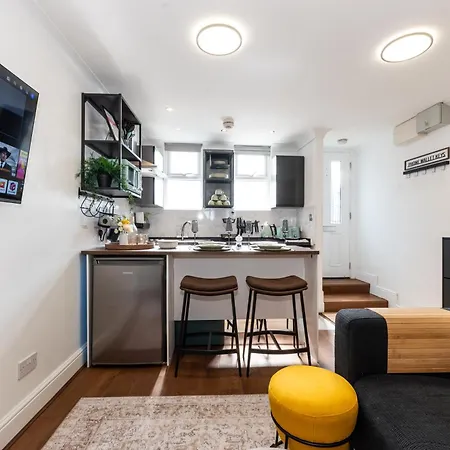 Cute 2 Bedroom House - 10 Min Walk To Woolwich Dlr & Elizabeth Line - Netflix - Espresso Machine *