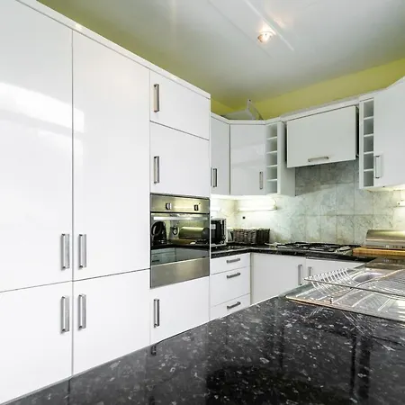 Stunning Three Bed In West Hampstead London