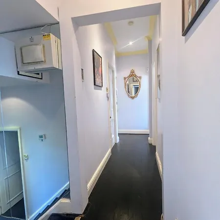 Stunning Three Bed In West Hampstead Apartment London