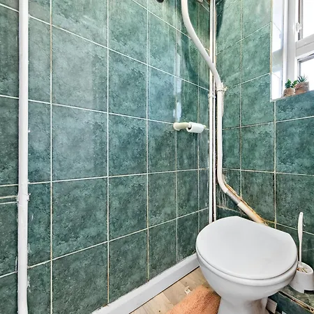 Modern 2 Bed Sleeps 7 London