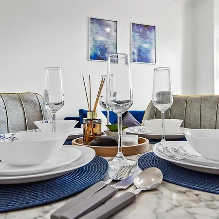 Modern 2 Bed Sleeps 7 Apartment *