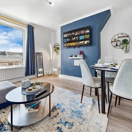 Modern 2 Bed Sleeps 7 * London