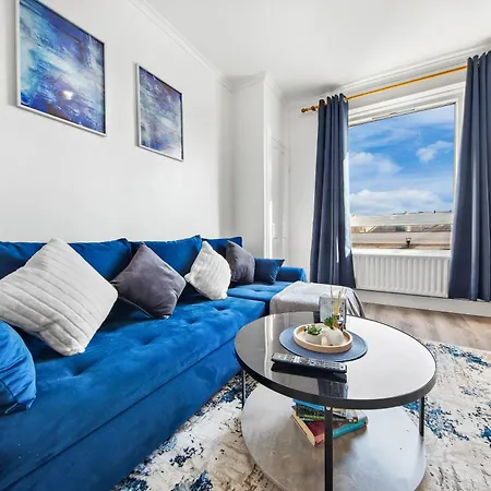 Modern 2 Bed Sleeps 7 Apartment London