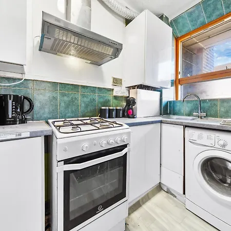 Modern 2 Bed Sleeps 7 Apartment London