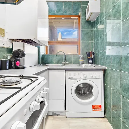 Apartment Modern 2 Bed Sleeps 7 London