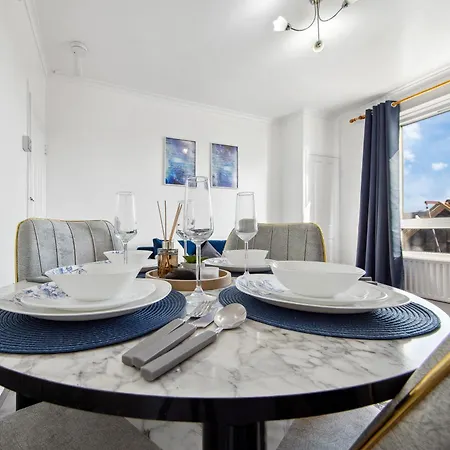 Modern 2 Bed Sleeps 7 Apartment London