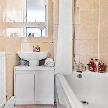 Modern 2 Bed Sleeps 7 * London