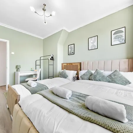 Modern 2 Bed Sleeps 7 Apartment