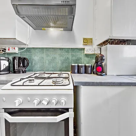 Modern 2 Bed Sleeps 7 Apartment London