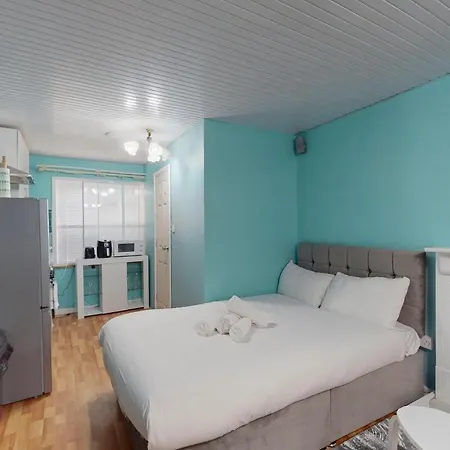 Spacious With Easy Access To The Centre Лондон