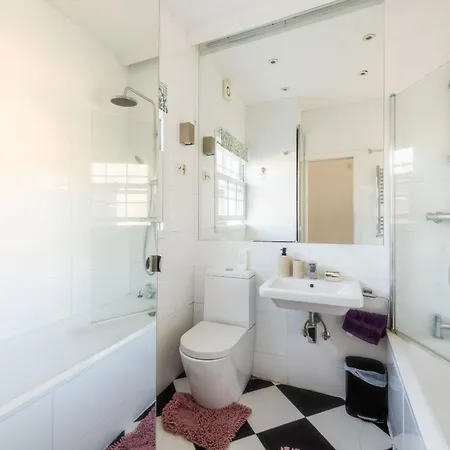 Stylish Flat In West Hampstead *