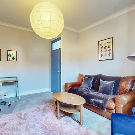 Bright 1-bedroom Flat With Great Transport Links 公寓