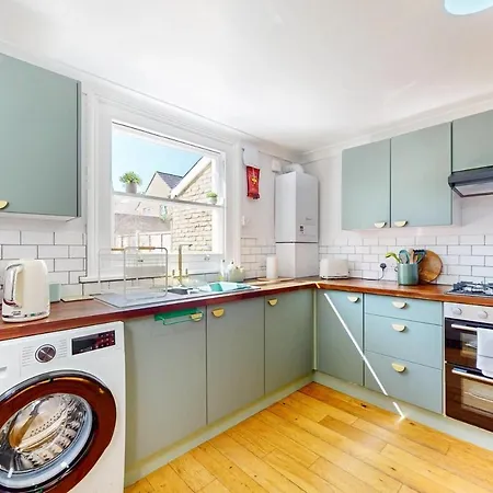 Bright 1-bedroom Flat With Great Transport Links 伦敦