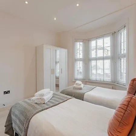 The Stylish Shamrock London Escape - Modern And Airy Apartment With Garden דירה לונדון