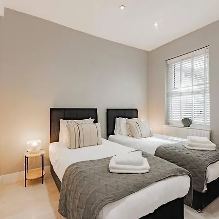 The Stylish Shamrock London Escape - Modern And Airy Apartment With Garden לונדון