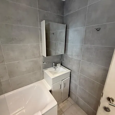 The Stylish Shamrock London Escape - Modern And Airy Apartment With Garden * לונדון