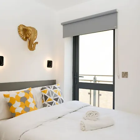 New Luxury In Location Next To Shops, Cafes, Bars & Metro