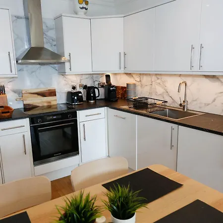 New Luxury In Location Next To Shops, Cafes, Bars & Metro *
