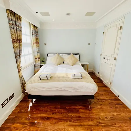 Elegant And Modern 3-bedroom Victorian House In Westminster,