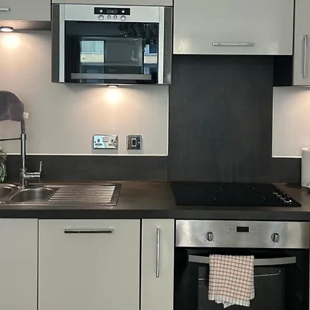 Appartement 1-bed Sleeps 4 To Shops & Transport *