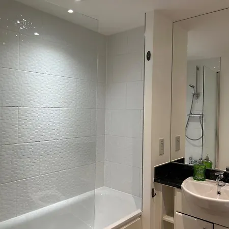 Appartement 1-bed Sleeps 4 To Shops & Transport Londen