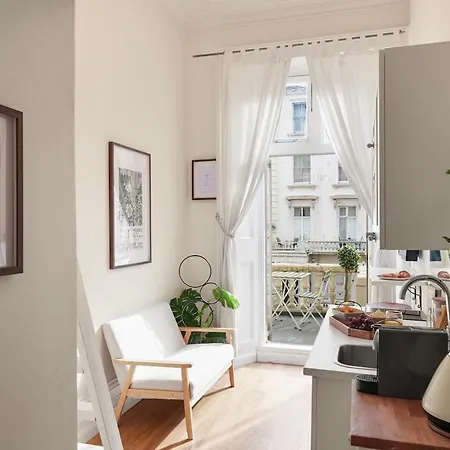 Chic Mezzanine With Balcony Londres
