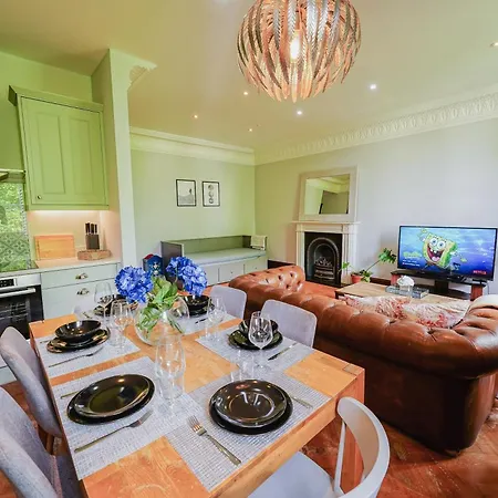 Paddington, Classic Two Bedroom Apartment London