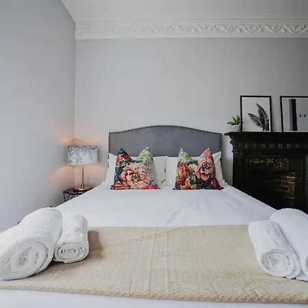 Paddington, Classic Two Bedroom Apartment