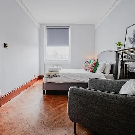 Paddington, Classic Two Bedroom Apartment London