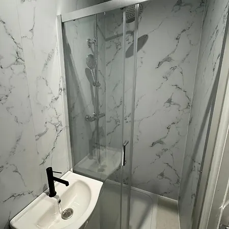 En Suits Room With Your Own Bathroom And Toilet