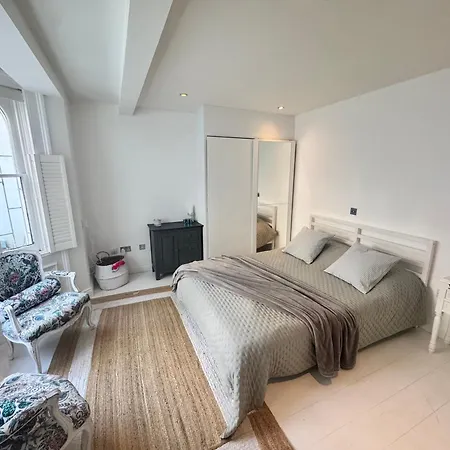 2 Min Walk To Portobello Road