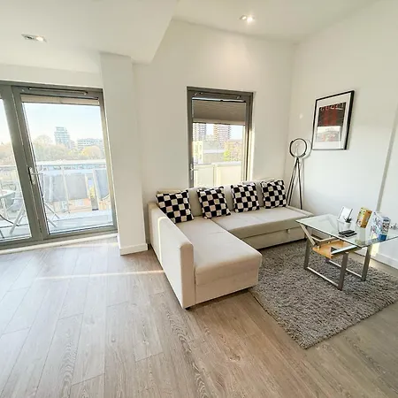 Contemporary With Private Terraces In Shoreditch, Hoxton, Islington *