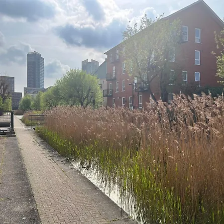 En-suite Double On Riverside Of Canada Water * London