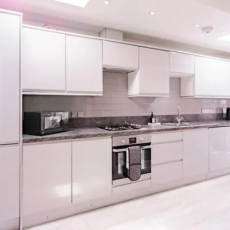The Stylish Shamrock London Escape - Modern And Airy Apartment With Garden