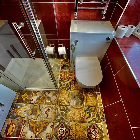 Luxe Villa, 6 En-suite Bedrooms - West London - Wembley Stadium 5km Away *