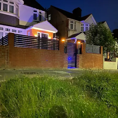 Luxe Villa, 6 En-suite Bedrooms - West London - Wembley Stadium 5km Away בית אירוח *