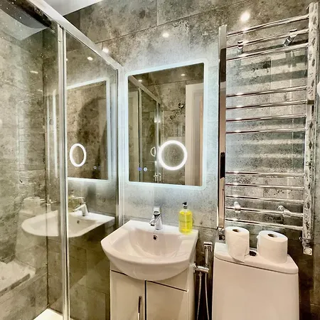 בית אירוח Luxe Villa, 6 En-suite Bedrooms - West London - Wembley Stadium 5km Away *