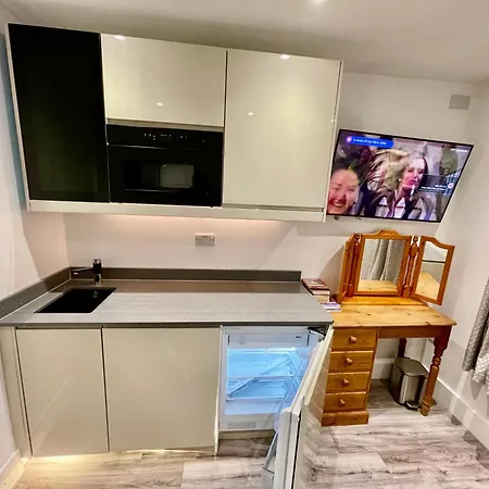 Luxe Villa, 6 En-suite Bedrooms - West London - Wembley Stadium 5km Away בית אירוח