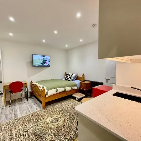 בית אירוח Luxe Villa, 6 En-suite Bedrooms - West London - Wembley Stadium 5km Away