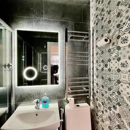 Luxe Villa, 6 En-suite Bedrooms - West London - Wembley Stadium 5km Away בית אירוח *