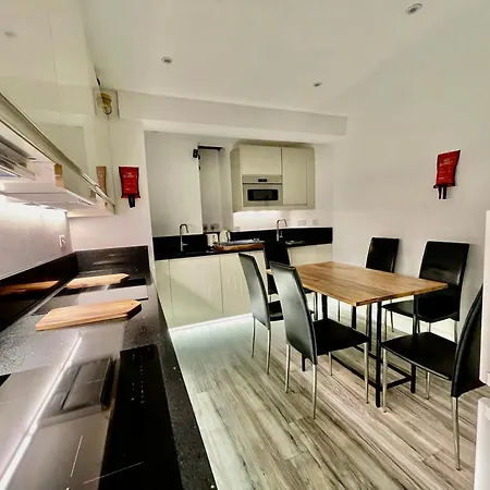 Luxe Villa, 6 En-suite Bedrooms - West London - Wembley Stadium 5km Away * Harrow on the Hill