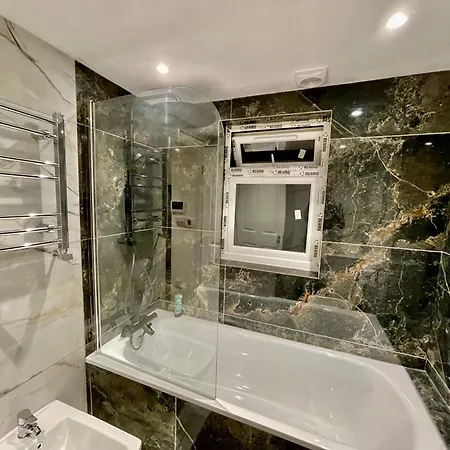 Luxe Villa, 6 En-suite Bedrooms - West London - Wembley Stadium 5km Away Harrow on the Hill