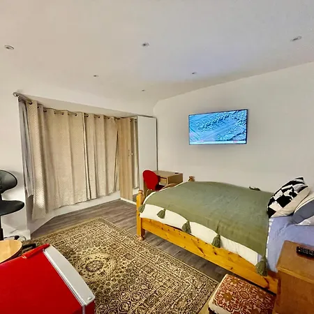 בית אירוח Luxe Villa, 6 En-suite Bedrooms - West London - Wembley Stadium 5km Away *