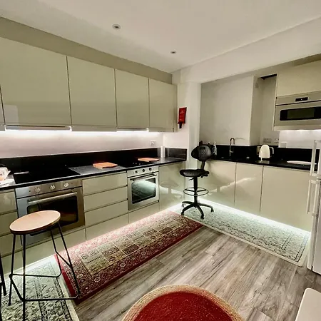 Luxe Villa, 6 En-suite Bedrooms - West London - Wembley Stadium 5km Away בית אירוח *