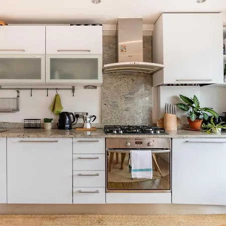 Warm And Welcoming 1bd Flat In East 公寓