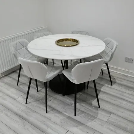 Luxury In Prime Location Steps From Woodgreen Appartement